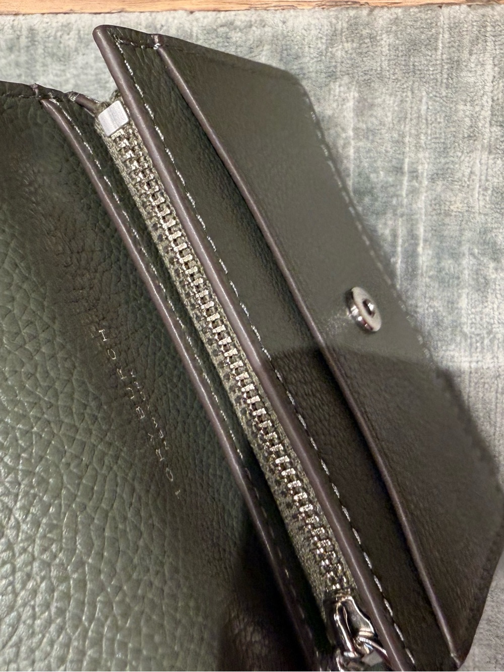 Tory Burch dust green Pebbled Leather Thea flip card chain Case -ID holder new - Picture 2 of 5